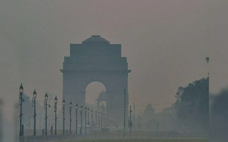 Smoggy air over a city skyline, representative image of Delhi air pollution