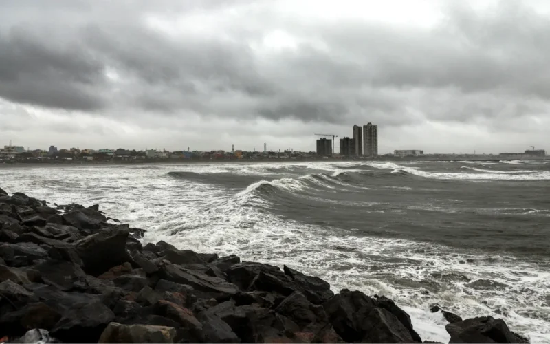 Rough sea and strong winds on the east coast ahead of a cyclone