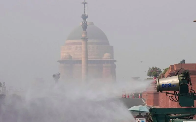 An anti-smog gun spraying water droplets to curb air pollution in New Delhi