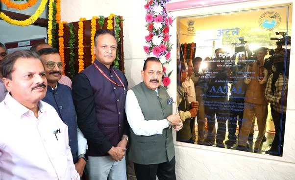 Union Minister Jitendra Singh at the launch of the AATAL air pollution analysis laboratory at IITM Delhi