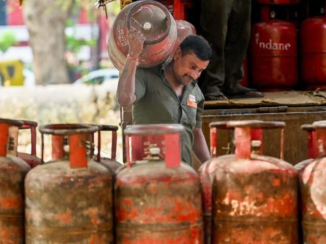 LPG Distributors Protest in Delhi Over Commission; Strike Threatened