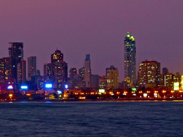Mumbai Swelters in October Heat as IMD Sees Light Rain in Konkan