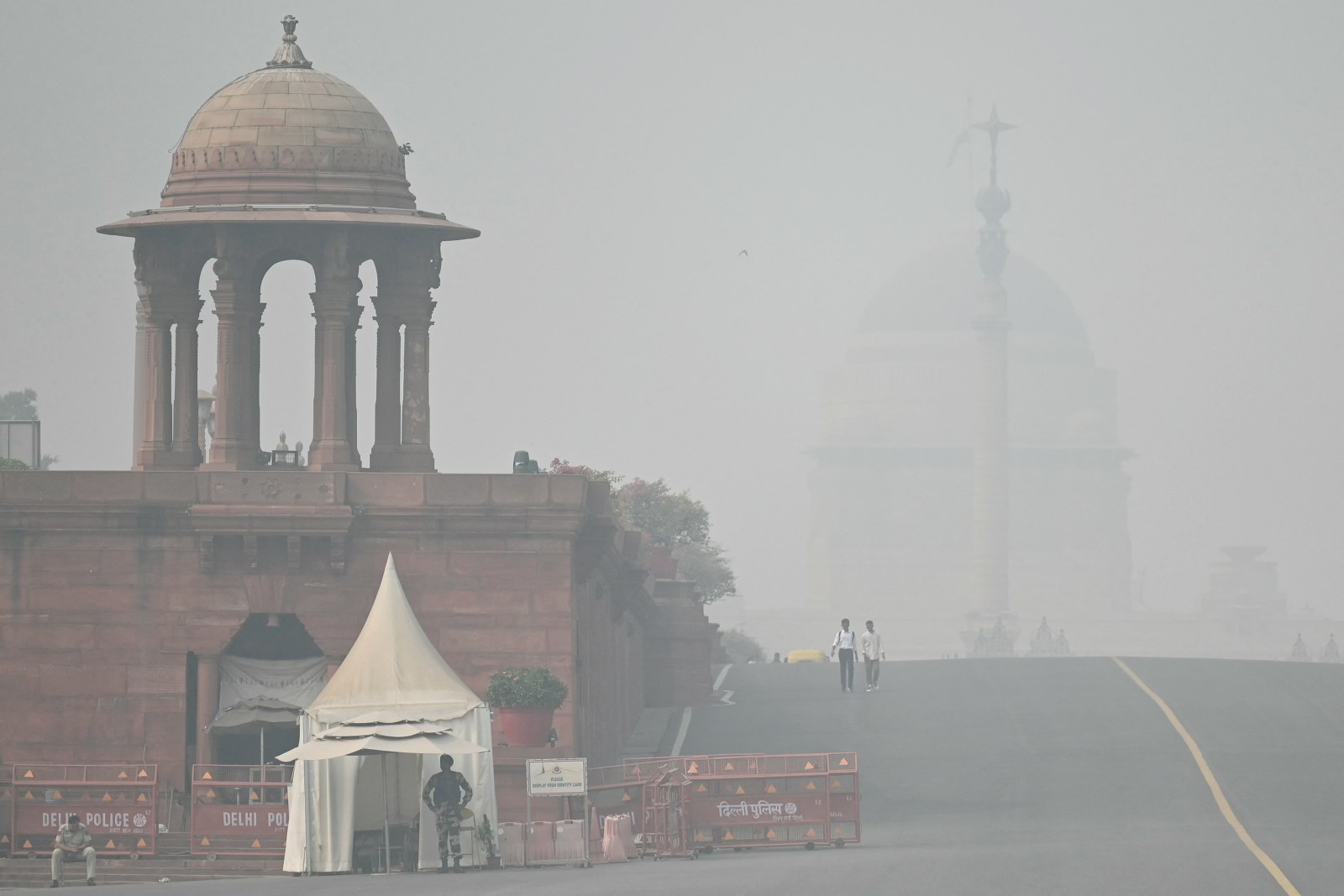 Commuters on Raisina Hill near Rashtrapati Bhavan in heavy smog